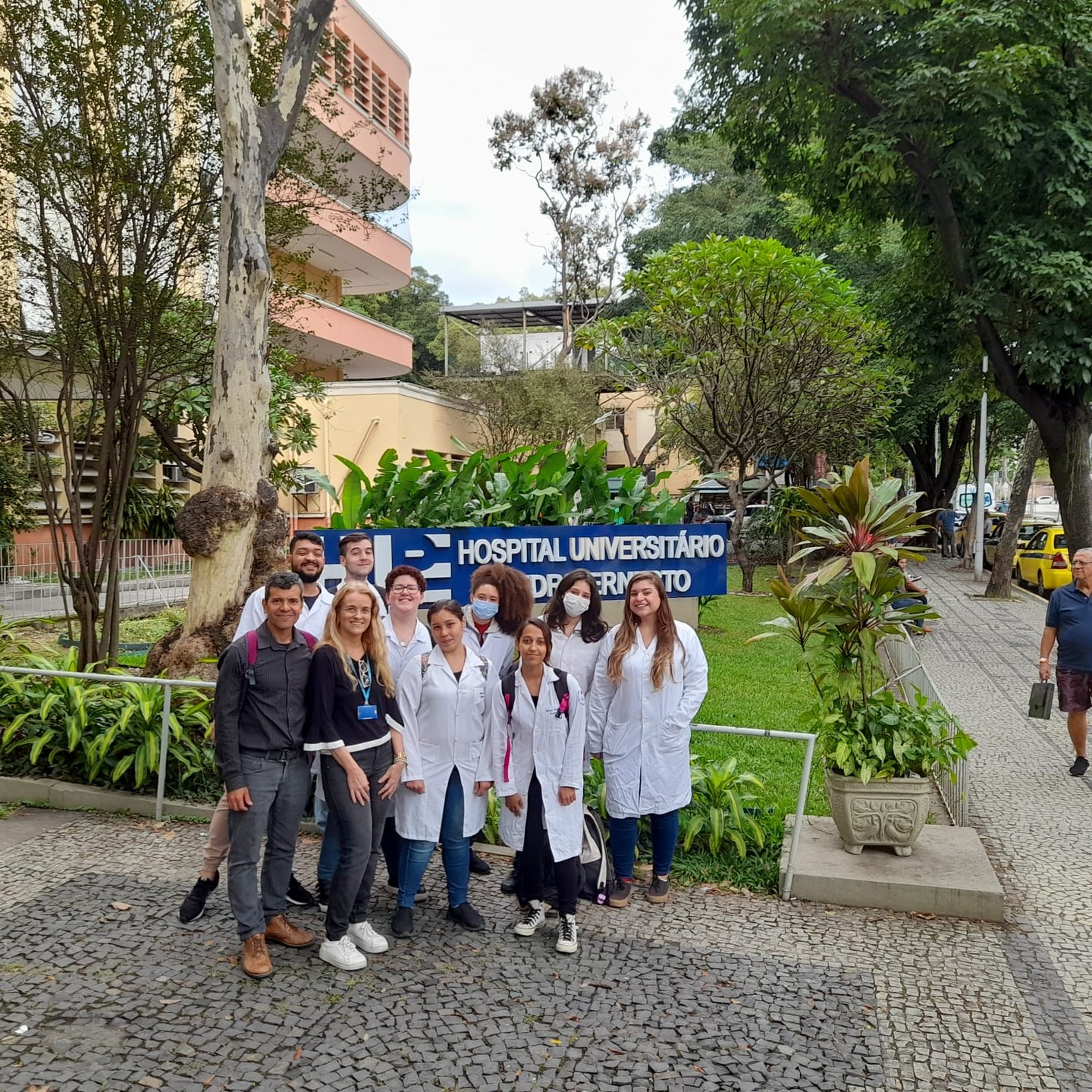 Visita técnica realizada no último dia 18/05 na Farmácia Hospitalar (FH) do Hospital Universitário Pedro Ernesto (HUPE),
junto com os alunos do curso de Farmácia do 7 período.
Esta visita técnica teve como objetivos fazer com que o nosso discente possa verificar in loco,
todas as competências e atribuições do profissional Farmacêutico dentro de um ambiente hospitalar,
além de ajudar na formação dos futuros profissionais, e apresentar ao aluno um ambiente onde o mesmo poderá estar realizando
seu estágio curricular através desta parceria.
O professor Marco Antônio Mota é o responsável pela disciplina de Farmácia Hospitalar e Assistência Farmacêutica
e também responsável pelo Estágio supervisionado em Assistência Farmacêutica.
@extensao.uerjzo
@uerjzonaoeste
@uerj.oficial
@depfarm
@fcbsuerjzo